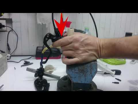 Видео: Прокачка гидравлических тормозов Formula RX brakes replacing the brake fluid