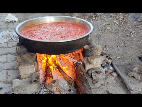 Видео: Тихо Готовим Завтрак С Соусом Из Помидоров И Перца На Дровяном Огне