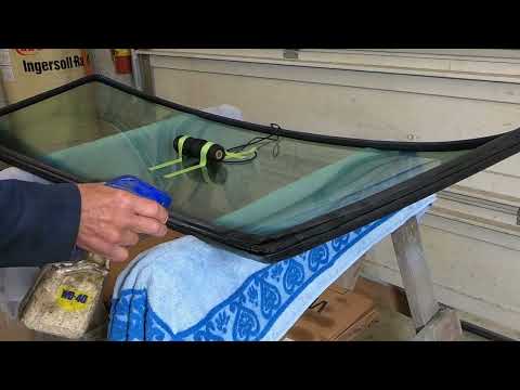 Видео: Установка лобового стекла классического автомобиля — Как это сделать — Datsun 240Z