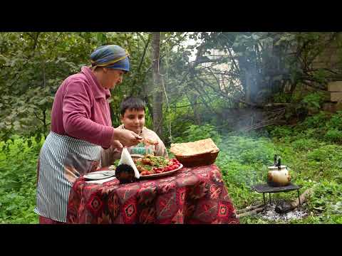 Видео: Жареная Курица по-Лакарски с кизилом в казане – домашний компот и чай на костре