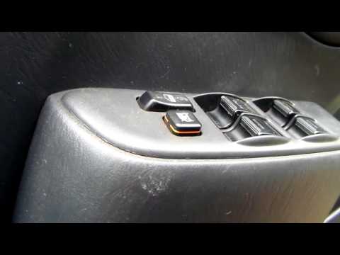 Видео: Как снять обшивку двери на Toyota RAV4 2003