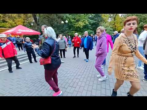 Видео: 4.10.25г... "Не Грусти Калина"... звучит на Танцполе в Гомельском парке... 