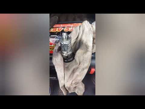 Видео: Ремонт закисшей личинки замка двери Рено Дастер