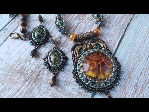 Видео: Ажурное оплетение кабошона. Бусы с цветочным кулоном