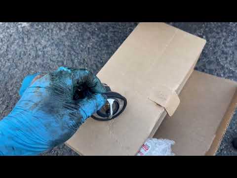 Видео: Замена термостата и корпуса Toyota Sienna 2-го поколения 2004-2006 гг.