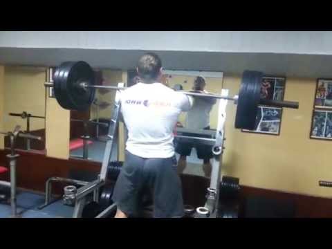 Видео: Адам Козыра. Фронтальные приседания.
