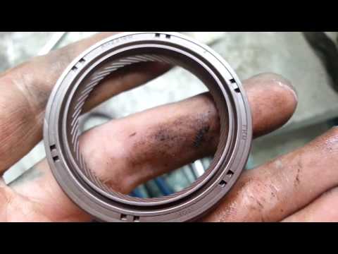 Видео: Toyota RAV4 2001-2004 г Замена переднего сальника коленчатого вала.
