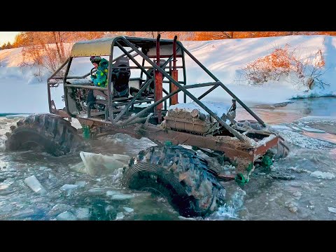 Видео: Самодельный вездеход на колесах от трактора К-700 провалился под лед на реке