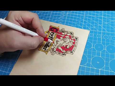 Видео: Ручное выжигание по дереву +. акрил Герб Гриффиндор, часть 2