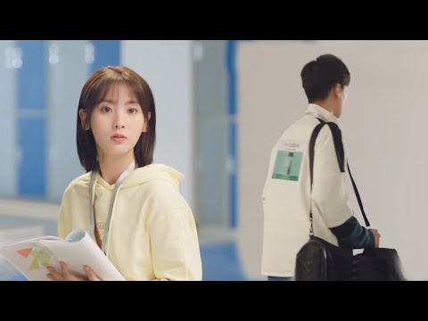 Видео: Стажер только что пришла сообщить, что неожиданно встретила студенческого кумира, в которого была вл