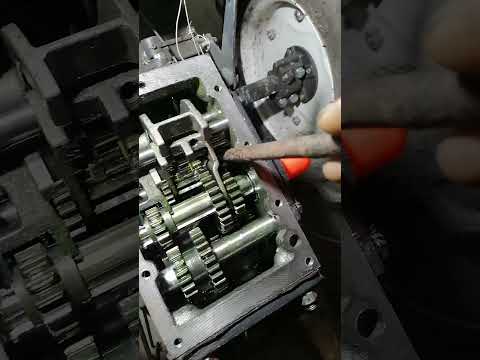 Видео: разборка коробки скоростей мотоблока кентавр, понижения передача вылетает.