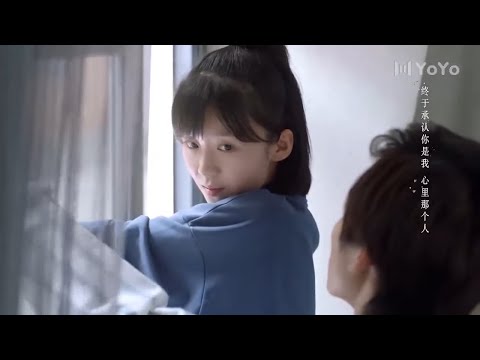 Видео: Он настолько красив, что она продолжала глотать слюну, когда он был рядом с ней.