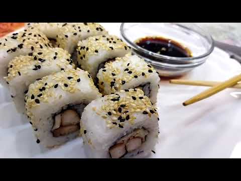 Видео: Роллы с курицей в кунжуте. Доступный рецепт. Учимся крутить роллы.