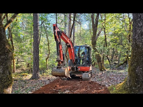 Видео: Экскаватор Kubota KX 040 4 прокладывает путь для вездехода