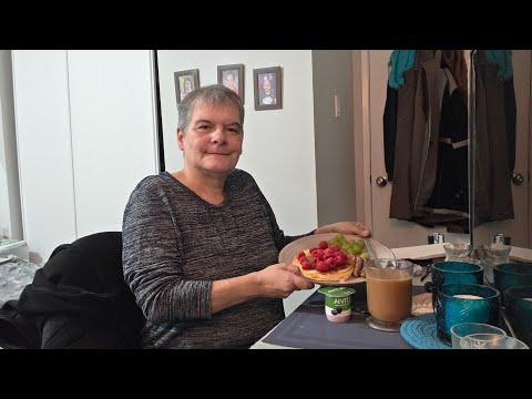 Видео: Утренняя беседа с блинчиками, колбасой, фруктами, йогуртом и кофе