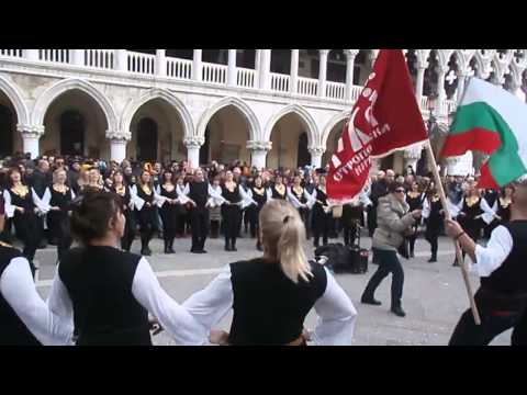 Видео: Българско хоро на Сан Марко, Венеция 03 март 2015