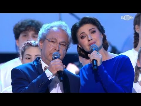 Видео: ЗАЛ ВСТАЛ «Журавли» Кремль МАЛЬКОВА-МАКЕЕВА АНАСТАСИЯ И ЭММАНУЭЛЬ ФОРЕСТ