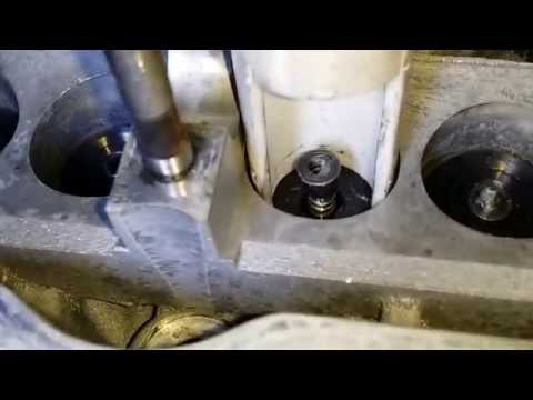 Видео: Установка клапанов на головку блока цилиндров с помощью домашних инструментов
