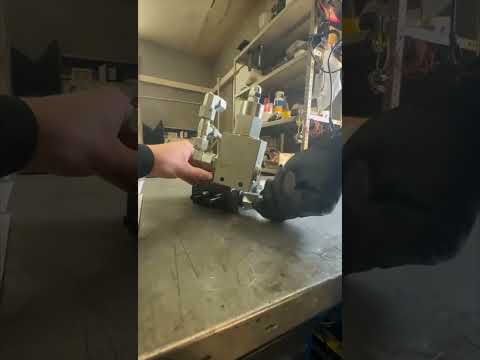 Видео: Инструкция по сборке распределителя погрузчика "Metal -Fach"