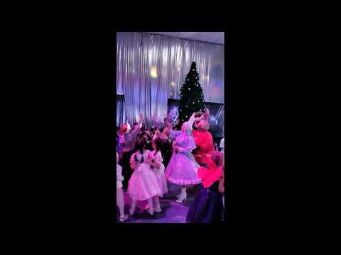 Видео: Новый год пахнет мандаринками. сл. А. Яркович, муз. В. Шевченко