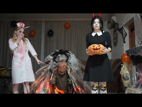 Видео: УЭНЗДЭЙ АДДАМС И МЕДСЕСТРА ЗОМБИ ВЛИПЛИ НА HALLOWEEN! ТЫКВОГОЛОВЫЙ В РЕАЛЬНОЙ ЖИЗНИ!