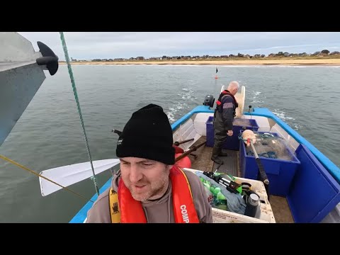 Видео: Опасный спуск на воду в темноте и на волнах. Дрифтовый лов сельди с береговых лодок. Морская рыба...