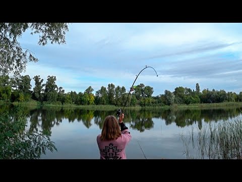 Видео: ЛОВЛЮ с ЖЕНОЙ КАРАСЕЙ на ПРУЖИНУ… Ловля карася на пружину