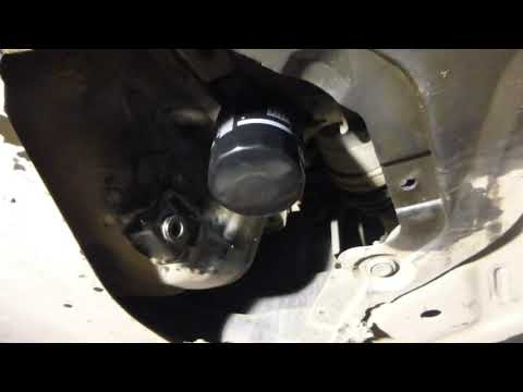 Видео: Замена масла в двигателе MAZDA-6