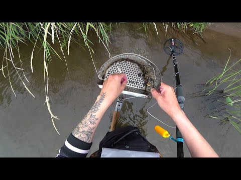Видео: Царское серебро  Нашла много находок под водой! Пляжный коп и поиск с металлоискателем!
