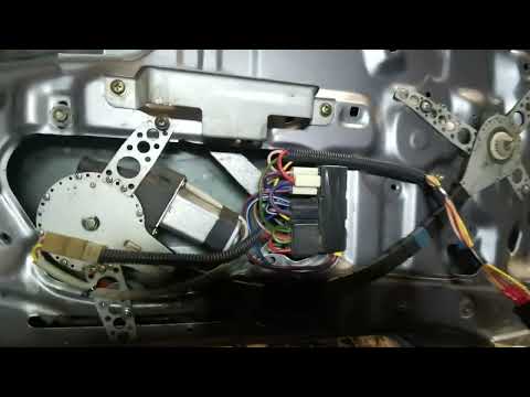 Видео: Восстановление Toyota Lite Ace. стеклоподъемники и доводчик