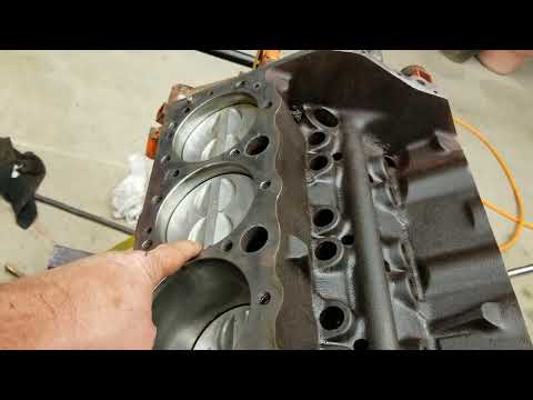 Видео: Вот почему двигатель Chevy с малым блоком цилиндров был и остается самым популярным двигателем в ...