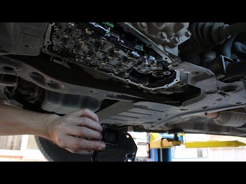 Видео: Замена масла и фильтров в вариаторе АКПП на Mitsubishi ASX Мицубиси АСХ 1,8 2013 года