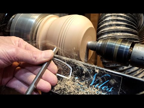 Видео: Точение по дереву | Точение урны