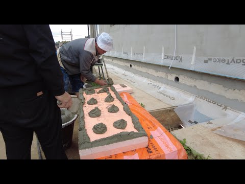 Видео: Утепление цоколя фрезерованным Пеноплэксом, выведение фасадной сетки, приклейка утеплителя на цоколь