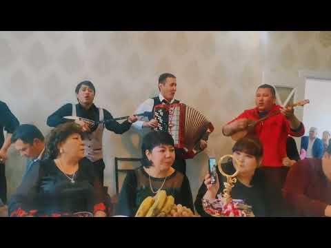 Видео: Әндеріне тұрып билеп кетті ғой😃😂  Нағыз сал серілер емеспа?