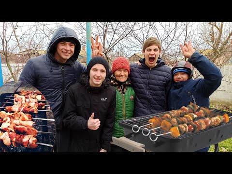 Видео: ЖАРИМ ШАШЛЫКИ ВЕСЕЛОЙ ДВИЖУХОЙ В ДЕРЕВНЕ