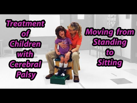 Видео: Переход от стояния к сидению: упражнения для ребенка с церебральным параличом # 020