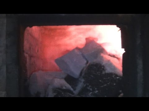 Видео: Протопка семейной бани (печь Е.В. Колчина & Термофор Ангара)  Каменка прямого нагрева. Wood stove.