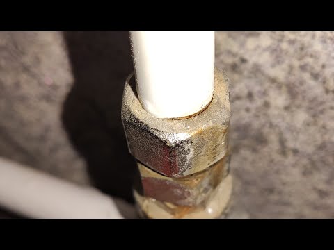 Видео: Устранение протечки воды в мелопластиковой трубе