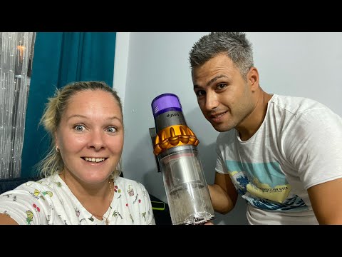 Видео: Я В ШОКЕ! КУПИЛИ СУПЕР КРУТОЙ ПЫЛЕСОС! ПОСЛЕДНЯЯ МОДЕЛЬ DYSON V15