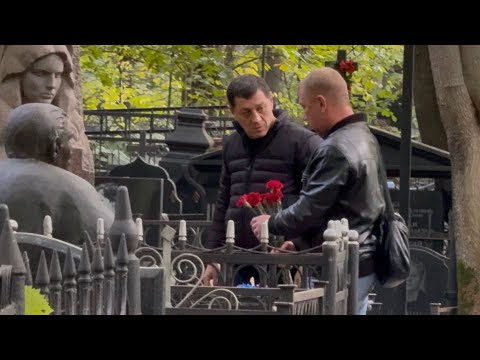 Видео: СЫН АРМЕНА ДЖИГАРХАНЯНА ПРИШЁЛ С ЦВЕТАМИ НА МОГИЛУ ОТЦА В ЮБИЛЕЙНЫЙ ДЕНЬ РОЖДЕНИЯ АКТЁРА | 3.10.2025