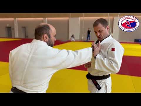 Видео: Техника захватов в дзюдо. Занятие №1 - срыв захвата с отворота