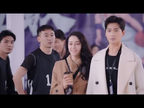 Видео: Цзинцзин сразу же привлекла внимание мужчин, они даже забыли поиграть в баскетбол.