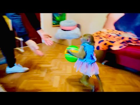 Видео: Люська ХОДИТ как  человек НА ДВУХ НОГАХ и играет с Владом в футбол!