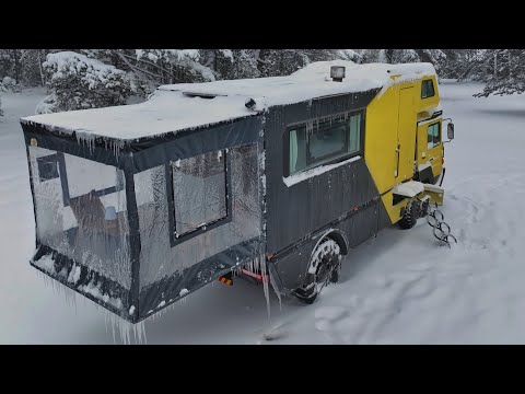 Видео: КЕМПИНГ С ГРУЗОВИКОМ-КАРАВАНОМ С ПЕЧЬЮ В СИЛЬНОМ СНЕГЕ