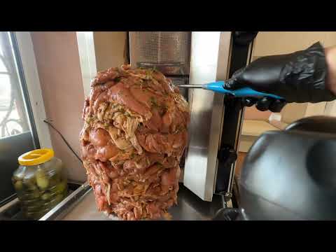 Видео: Процесс нанизывания , жарки и обрезки мяса для шаурмы