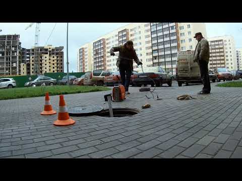 Видео: Механическая прочистка канализации в новостройке.(45) Секционная прочистная машина REKON R-150