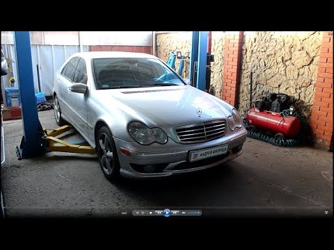 Видео: Замена топливного фильтра на Mercedes Benz C230 Kompressor 1,8 Мерседес Бенц 2004 года