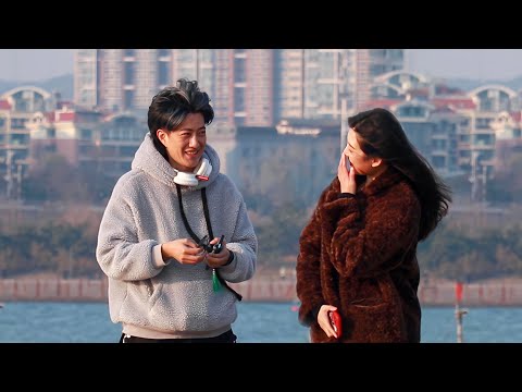 Видео: Как парни реагируют на комплимент незнакомой девушки?