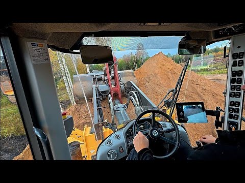 Видео: Мне нравится комфорт работы с этим колесным погрузчиком.